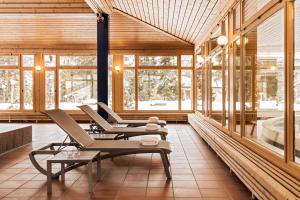 阿罗萨Faern Arosa Altein的客房设有椅子、浴缸和窗户。