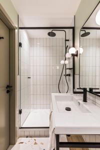 阿罗萨Faern Arosa Altein的带淋浴和盥洗盆的白色浴室