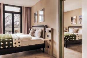 阿罗萨Faern Arosa Altein的一间卧室配有两张床和镜子