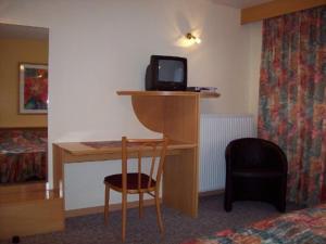 欧仑迪瑞恩德布里克酒店的酒店客房设有一张书桌,电视
