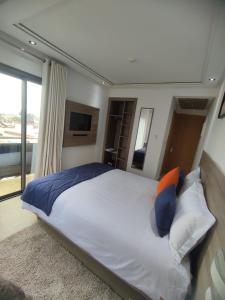 卡萨布兰卡LOTUS HOTEL Casanearshore的一间卧室配有一张大床和电视