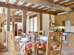 Llanrhaeadr-ym-Mochnant泰瑞德乡村别墅的厨房以及带桌椅的用餐室。