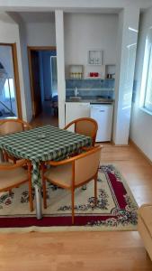 佩斯塔尼Apartmani BAKULE的一间带桌椅的用餐室和一间厨房