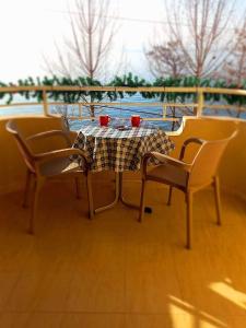 佩斯塔尼Apartmani BAKULE的桌子和椅子,上面有红杯