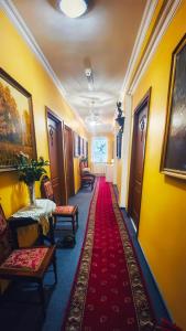图申HOTELOWE Pokoje J.Bukowiecka的一间酒店客房内的走廊上铺有红地毯