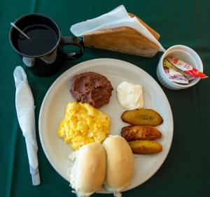 圣萨尔瓦多温莎广场酒店的包括鸡蛋土豆和面包的早餐食品