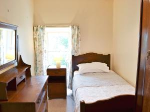 新码头日瓦乡村别墅的一间卧室配有一张床、一个梳妆台和一扇窗户。