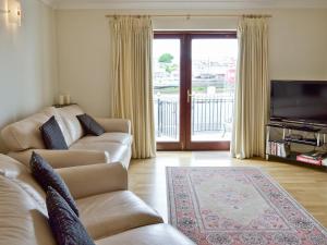 卡斯尔敦Harbour View的客厅配有两张沙发和一台电视