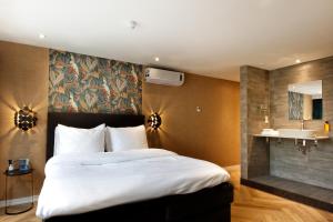诺格卡斯滕酒店的一间卧室设有一张大床和一个水槽