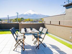 富士河口湖Rakuten STAY Fuji Kawaguchiko Station - Japanese Modern Villa Mt Fuji View 107的山地庭院的桌椅
