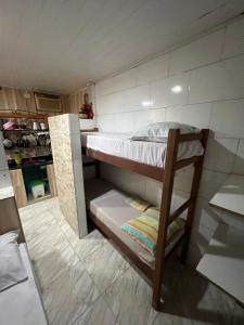 萨尔瓦多Kitnets com AR Condicionado na Praia的一间小房间,内设一张双层床