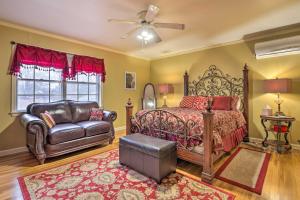 孟菲斯Spacious Memphis Home - Walk to Graceland的一间卧室配有一张床和一张皮沙发