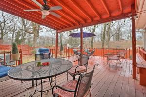 孟菲斯Spacious Memphis Home - Walk to Graceland的庭院配有桌椅和遮阳伞。