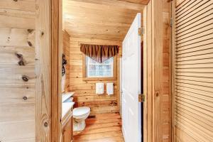 索蒂纳科奇Victorian Secret的木制浴室设有卫生间和窗户。