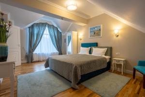 德瓦Vila Missy的一间卧室配有一张床和一张蓝色椅子