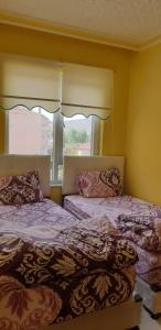 Çiftlik otel的一间卧室设有两张床和窗户。
