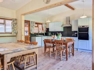 斯泰兹卡布特恩斯乡村别墅的开放式厨房配有木桌和椅子