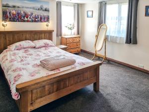 斯泰兹卡布特恩斯乡村别墅的一间卧室配有一张床和镜子