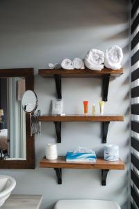 昂基博塞茹尔旅馆的浴室设有木制架子、毛巾和镜子