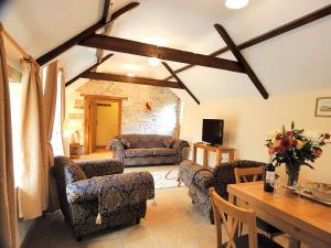 奇平索德伯里Bluebell Cottage - E4741的带沙发和桌子的客厅