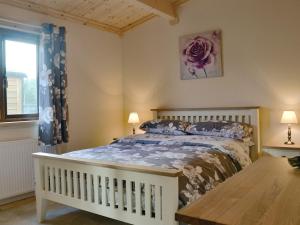 MeadowtownCallow Lodge的一间卧室设有一张床和一个窗口