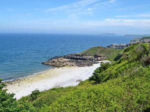 Llanddona霍索恩乡村别墅的享有海滩和大海的景色