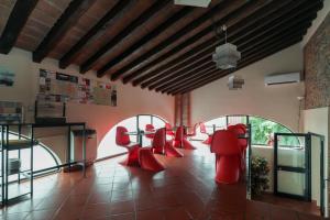 帕尔马Villa D&D的一间房间,里面摆放着红色的椅子和桌子