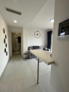 维拉西米乌斯Crabonaxa Suite Appartment的客厅配有桌子和沙发