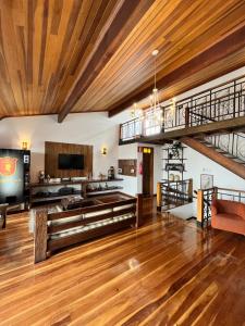 迪亚曼蒂纳Pousada Vila do Imperador的客厅铺有木地板,设有木制天花板。