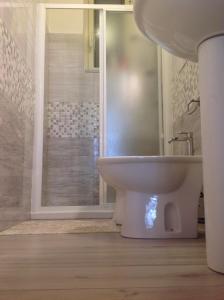 RinellaCasa del Geco的浴室配有卫生间、盥洗盆和淋浴。