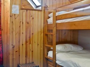 Tomdoun泰纳凯奥拉奇度假屋的小屋内设有一间带两张双层床的卧室
