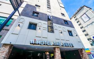 釜山Hotel the Sweet的一座建筑,上面有标志,上面写着我的酒店,