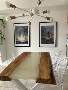 博普雷Le Haven in MSA的用餐室配有木桌和椅子