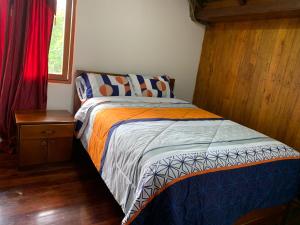 MacasMY HOUSE IN MACAS的一间小卧室,配有床和床头柜