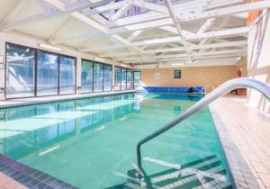 帕克斯维尔Bayside Resort, Ascend Hotel Collection的大型室内游泳池,带游泳池
