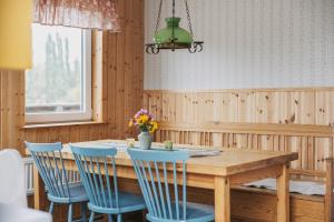玛丽斯塔德STF Lugnåsberget Ekohotell的一间带木桌和蓝色椅子的用餐室