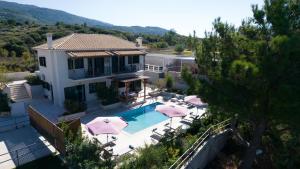 卡拉米锡Villa Endless Blue的一座房子,设有一座带遮阳伞的游泳池