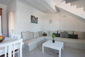 卡拉米锡Villa Endless Blue的白色的客厅配有沙发和桌子