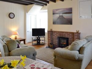 BemptonRockville Cottage - 24376的客厅设有两张沙发和一个壁炉