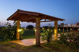 米拉佐农庄伊尔盖尔索米诺里特罗瓦塔酒店的花园的木凉亭