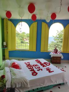 塔甘加Tayrona Colors Hostel的一间卧室,床上配有红色气球床