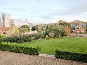 亨斯坦顿教会天堂乡村别墅的享有带大草坪的庭院的景色