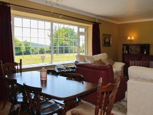 南莫尔顿Conifers的客厅配有桌子和沙发
