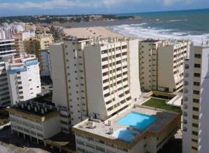 波尔蒂芒Varandas da Rocha的享有城市的空中景色,拥有海滩和建筑