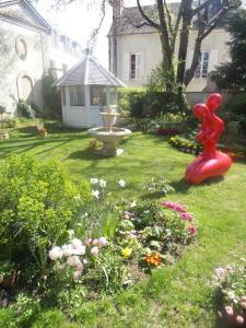 布尔日Le Cedre Bleu的草上有红雕的花园