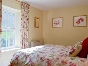 格伦里丁3 Highrake的一间卧室设有一张床和一个窗口