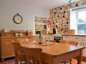 格伦里丁3 Highrake的厨房配有木桌和酒杯