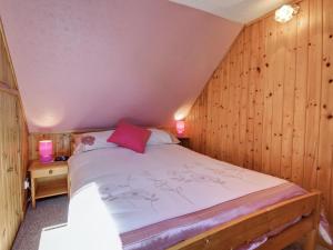 托里登克拉禅乡村别墅的一间卧室配有一张带木墙的大床