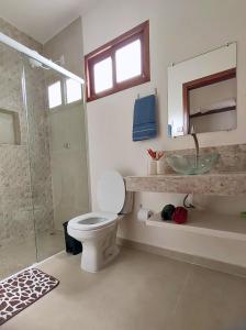 皮帕Lovely Pipa的浴室配有卫生间、盥洗盆和淋浴。