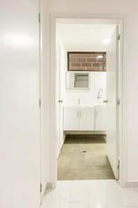 圣玛尔塔Apartamento Tacoa 703的白色的厨房配有水槽和微波炉